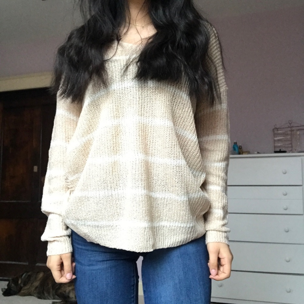 Cute cut out sweater - Picture 2 of 4